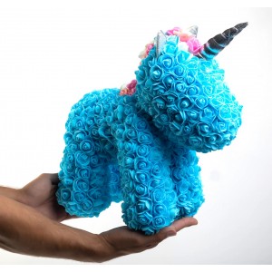 Μονόκερος Μικρός από Τεχνητά Τριαντάφυλλα 24x24cm σε κουτί δώρου